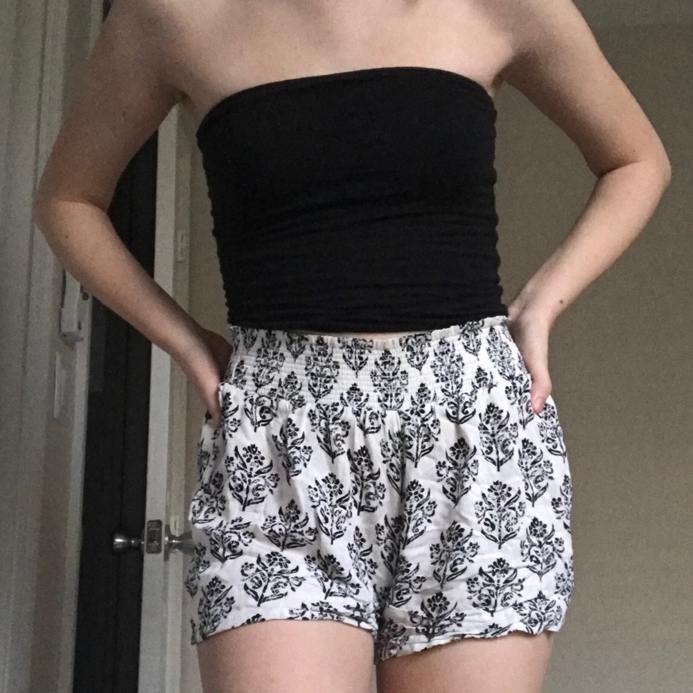 patterned high waisted flowy black + white shorts